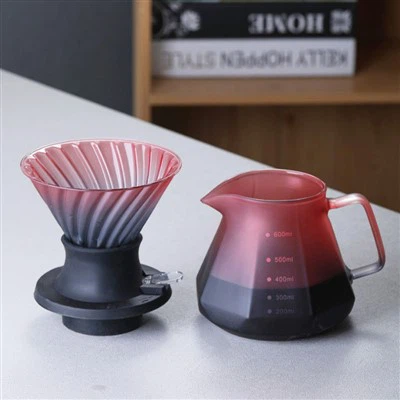 Tangan tuangkan pembuat kopi kaca